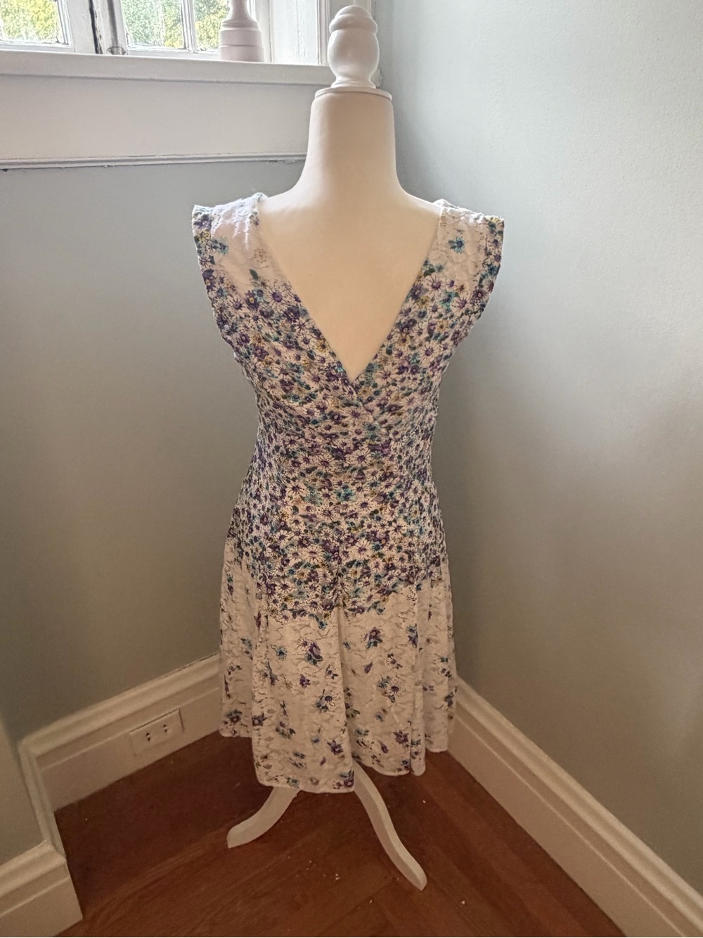 Betsey Johnson Floral Lace Fit & Flare Dress Cream Purple Blue Sleeveless Size 8 - Picture 4 of 8